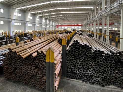 Grados de materiales y normas ASTM para tubos de calderas: guía completa